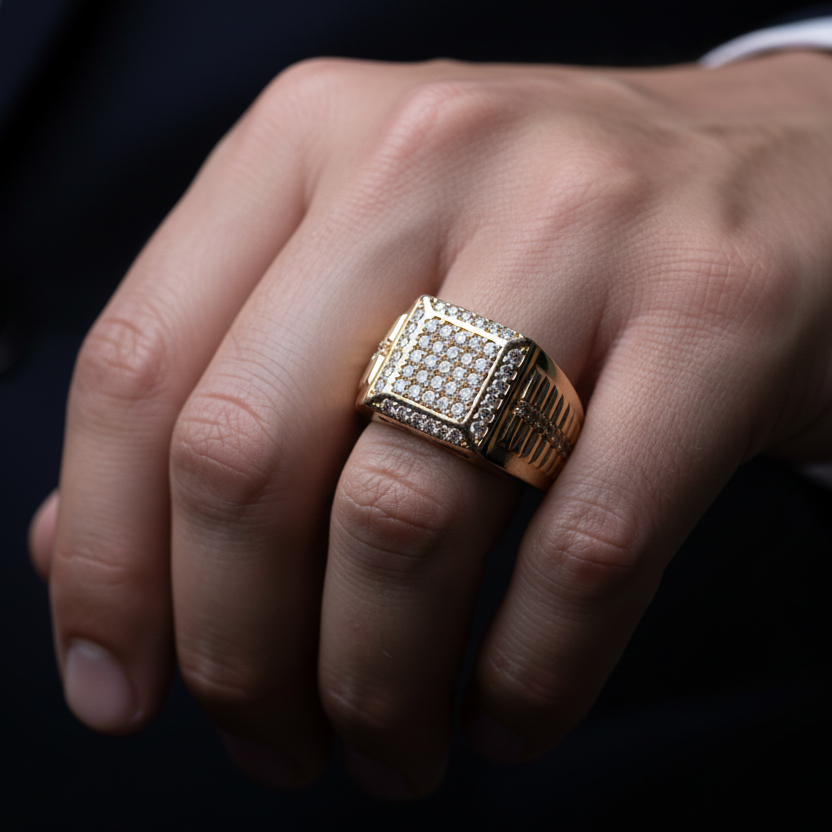 Anillo cuadrado diamantes en mano