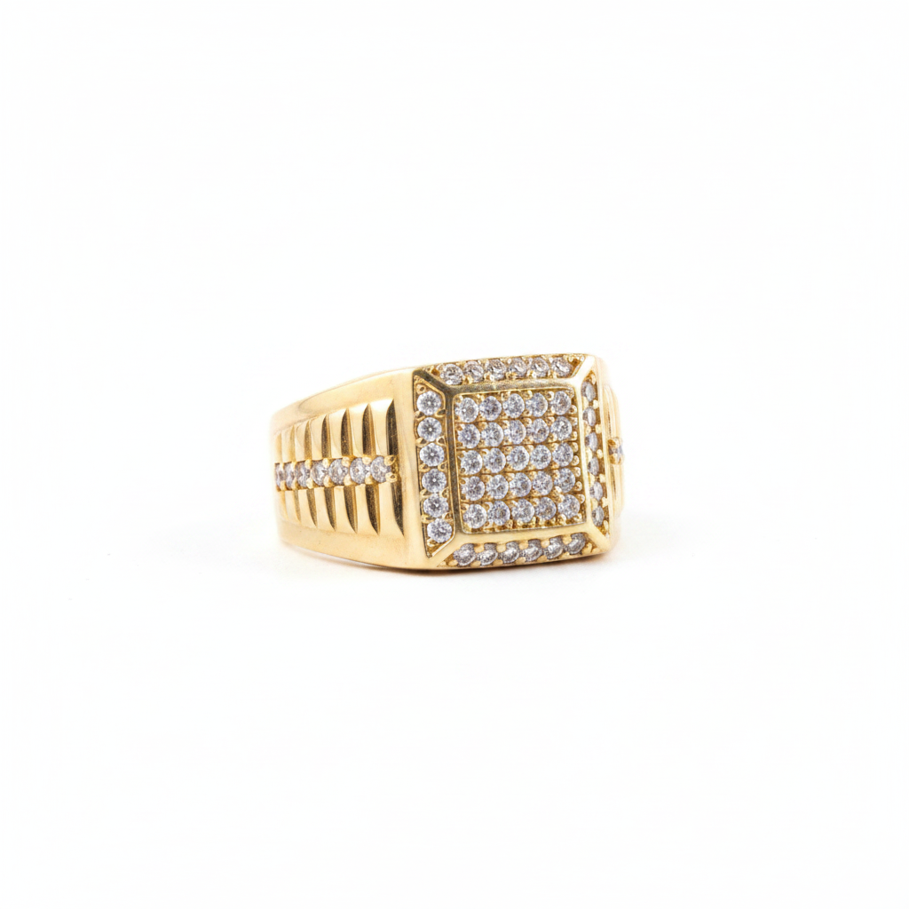 Anillo cuadrado diamantes fondo blanco