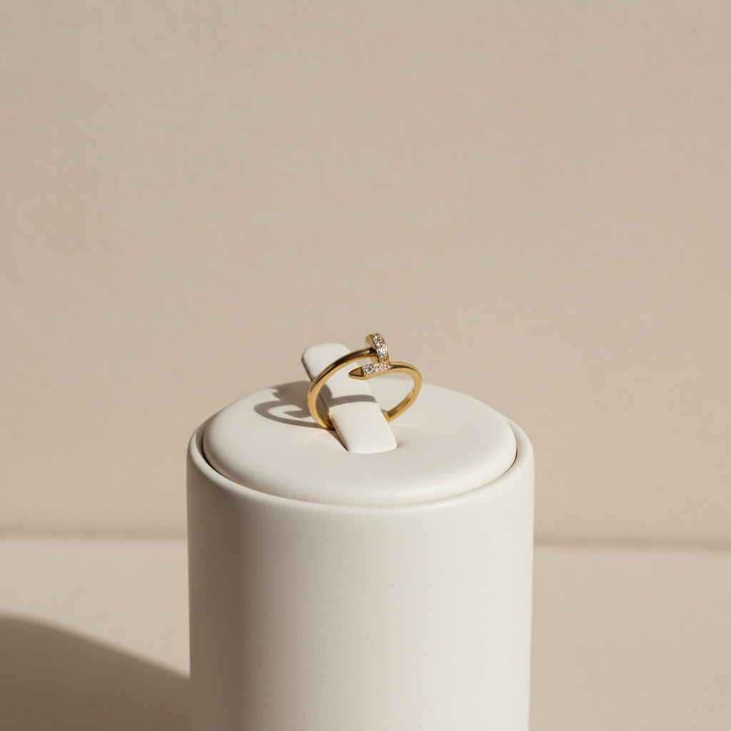 Anillo curvo con piedras