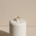 Anillo curvo con piedras