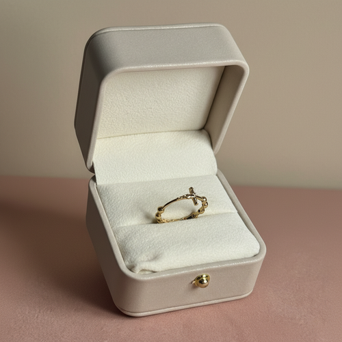 Anillo de cruz en oro - foto mejorada