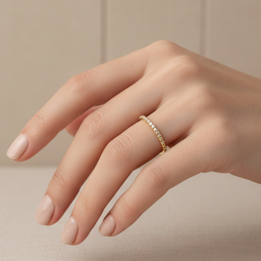 Anillo delgado con diamantes en mano