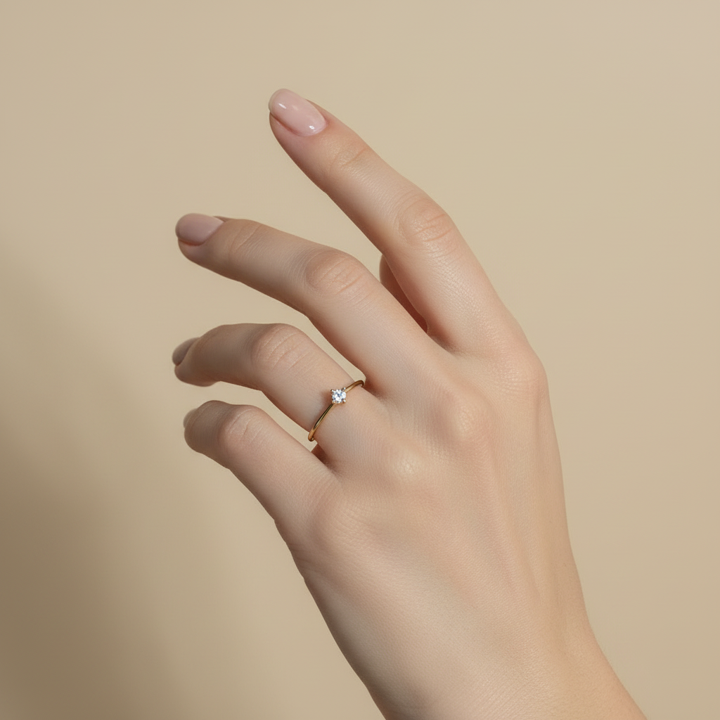 Anillo delicado en mano delicada
