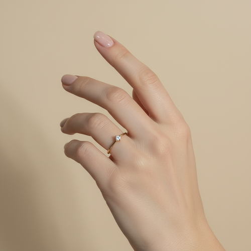 Anillo delicado en mano delicada