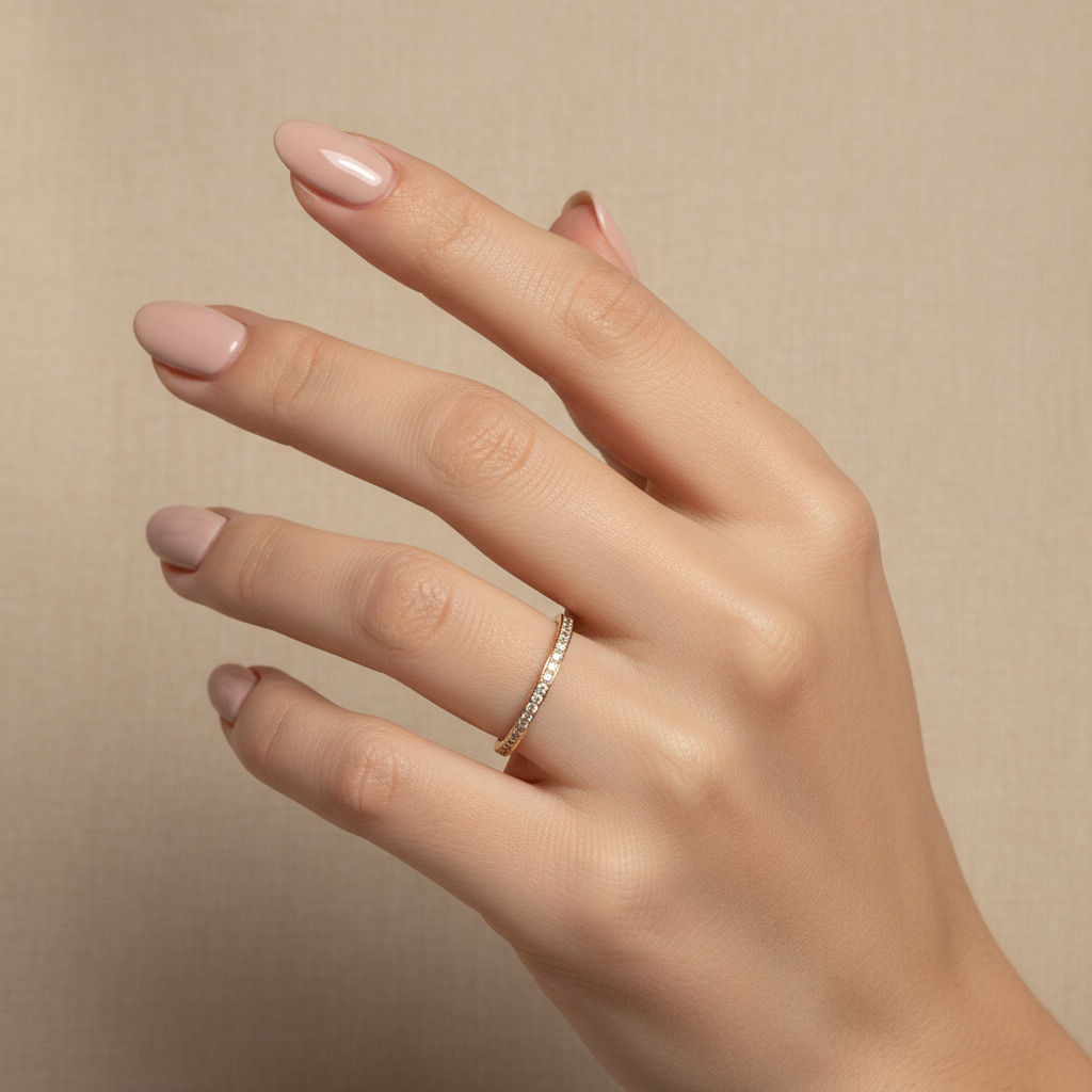 Anillo delicado en mano