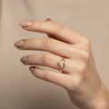 Anillo delicado en mano