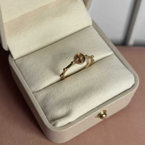 Anillo denario con círculo y cruz
