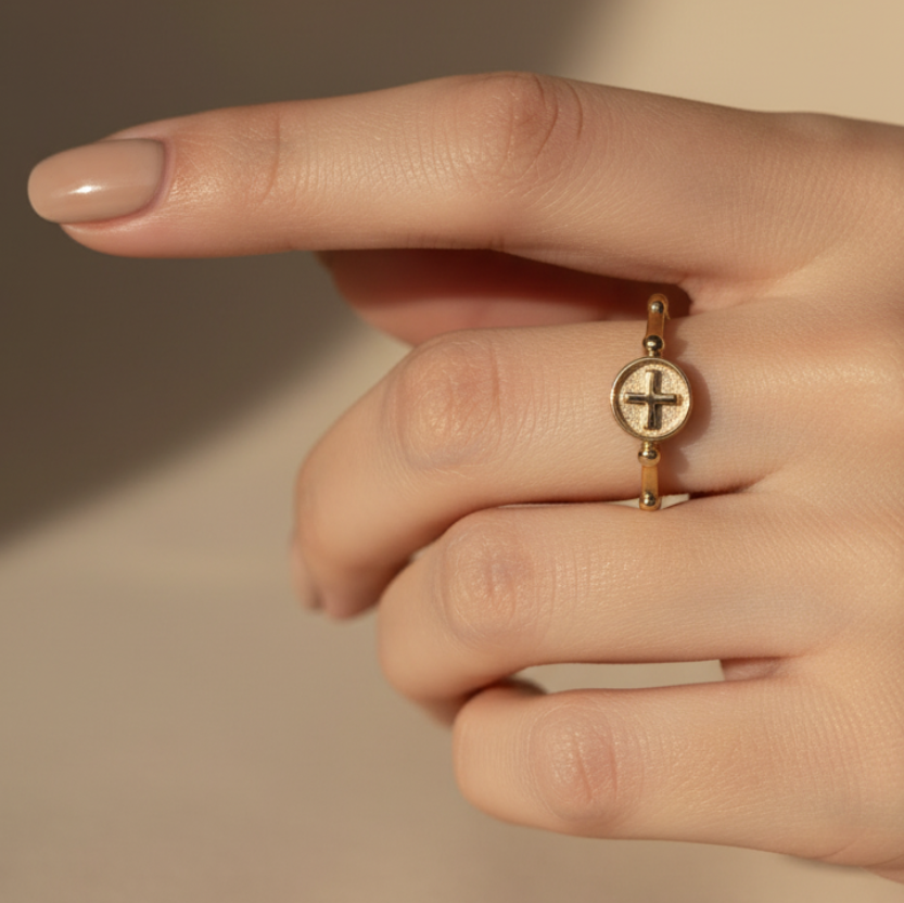 Anillo denario en mano - otro ángulo