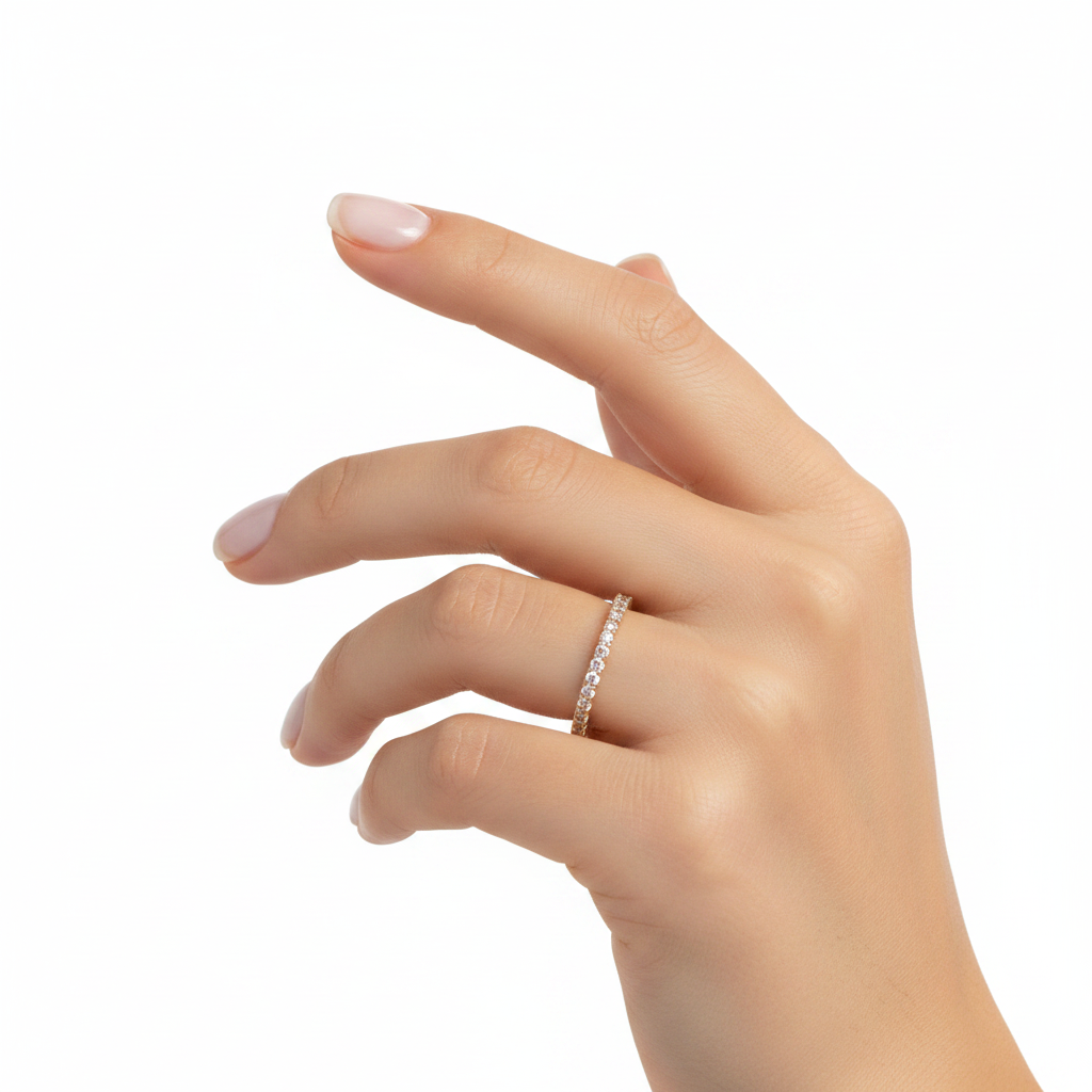 Anillo diamantes pavé oro en mano