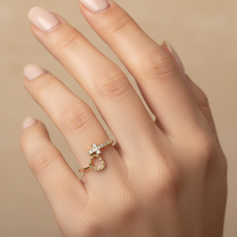 Anillo diseño exacto en mano
