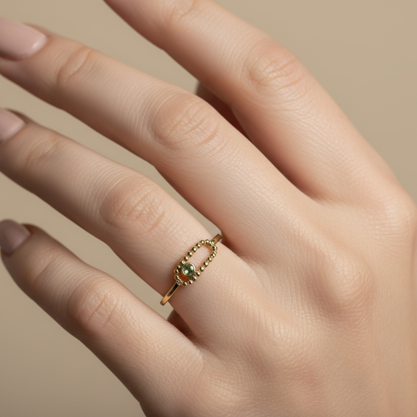 Anillo diseño original en mano delicada