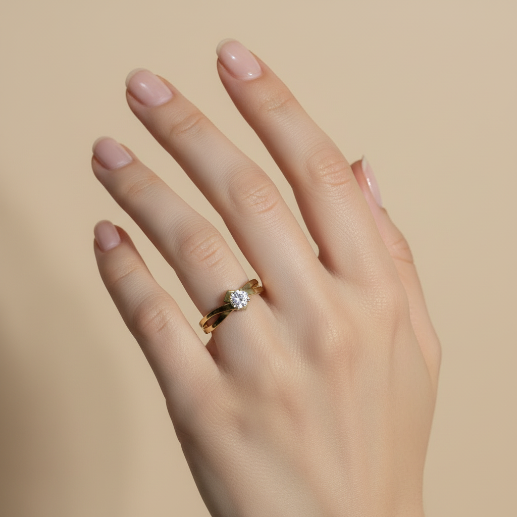 Anillo dos bandas retorcidas en mano delicada