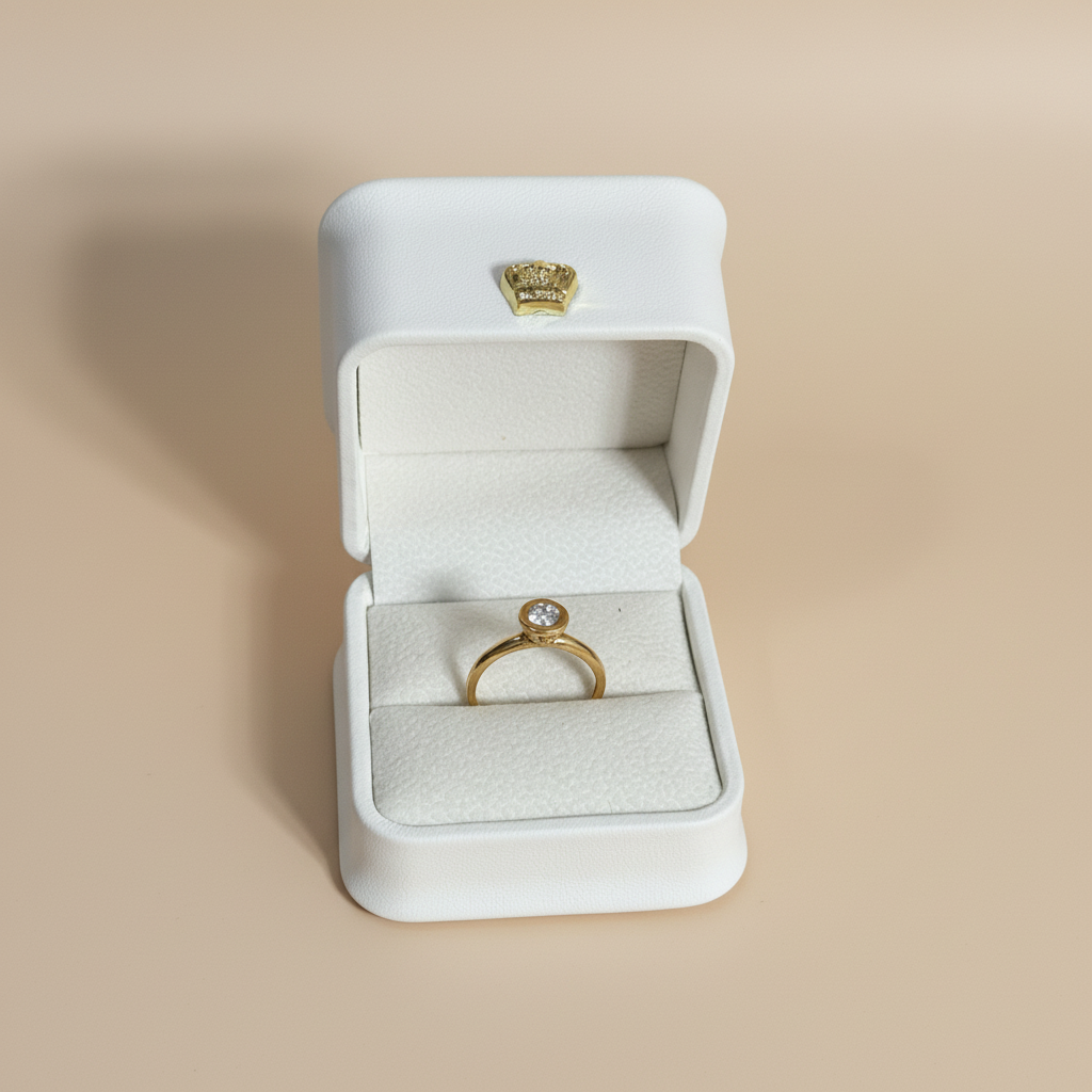 Anillo en caja con fondo beige