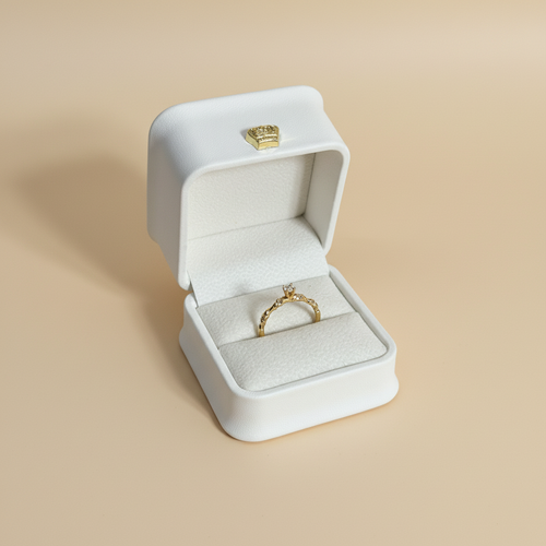 Anillo en caja con fondo beige