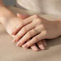 Anillo en mano delicada
