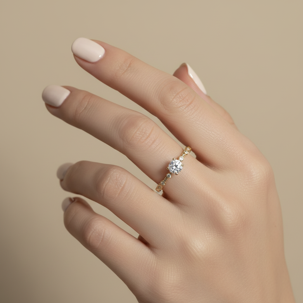 Anillo en mano delicada