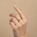 Anillo en mano delicada