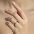Anillo en mano delicada