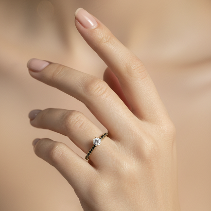 Anillo en mano delicada