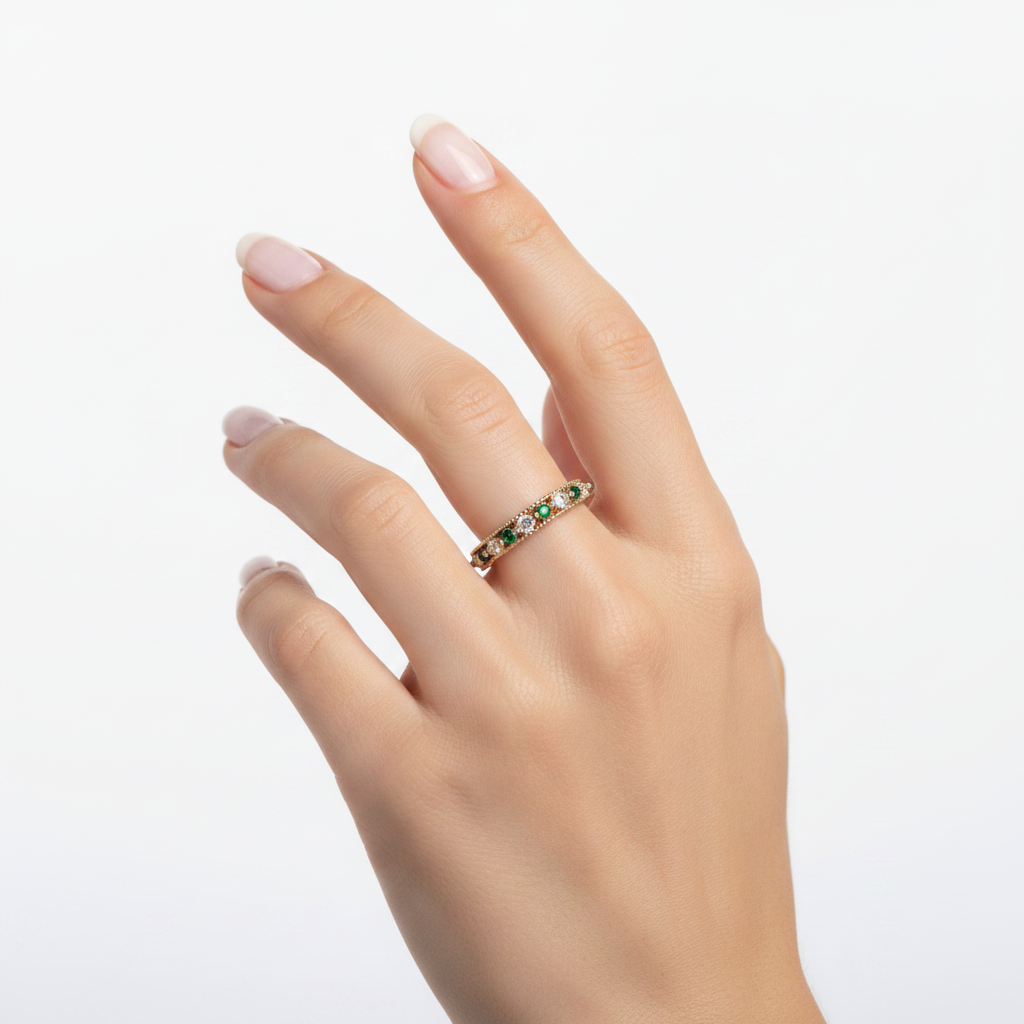 Anillo en mano fondo blanco