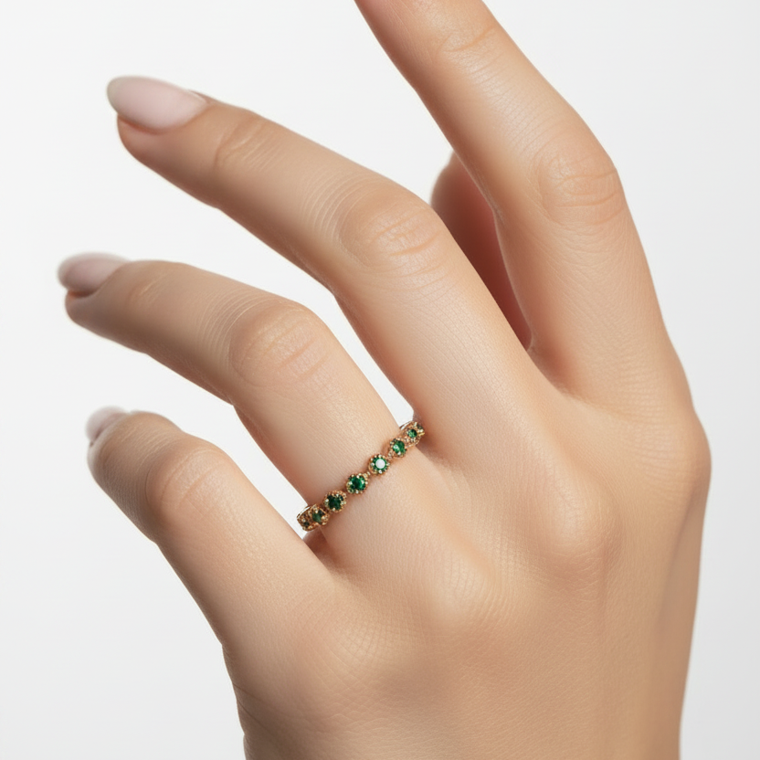 Anillo en mano uñas blanco rosado