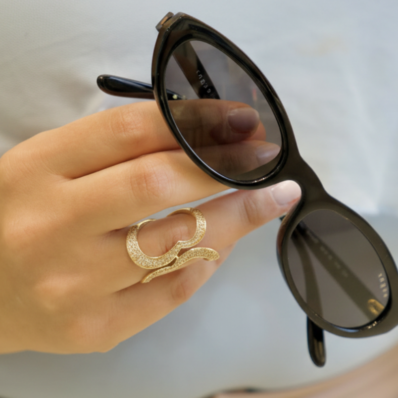 Anillo enfocado en mano