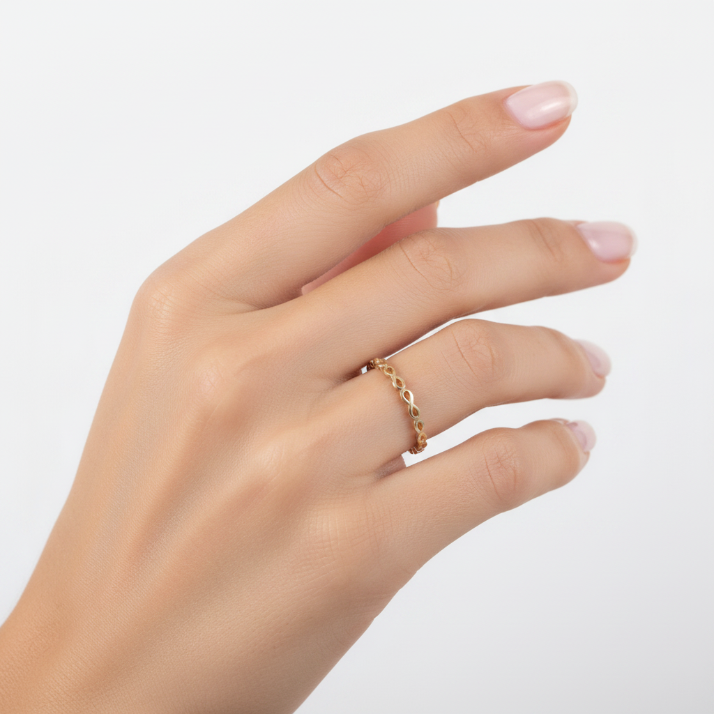 Anillo entrelazado en mano