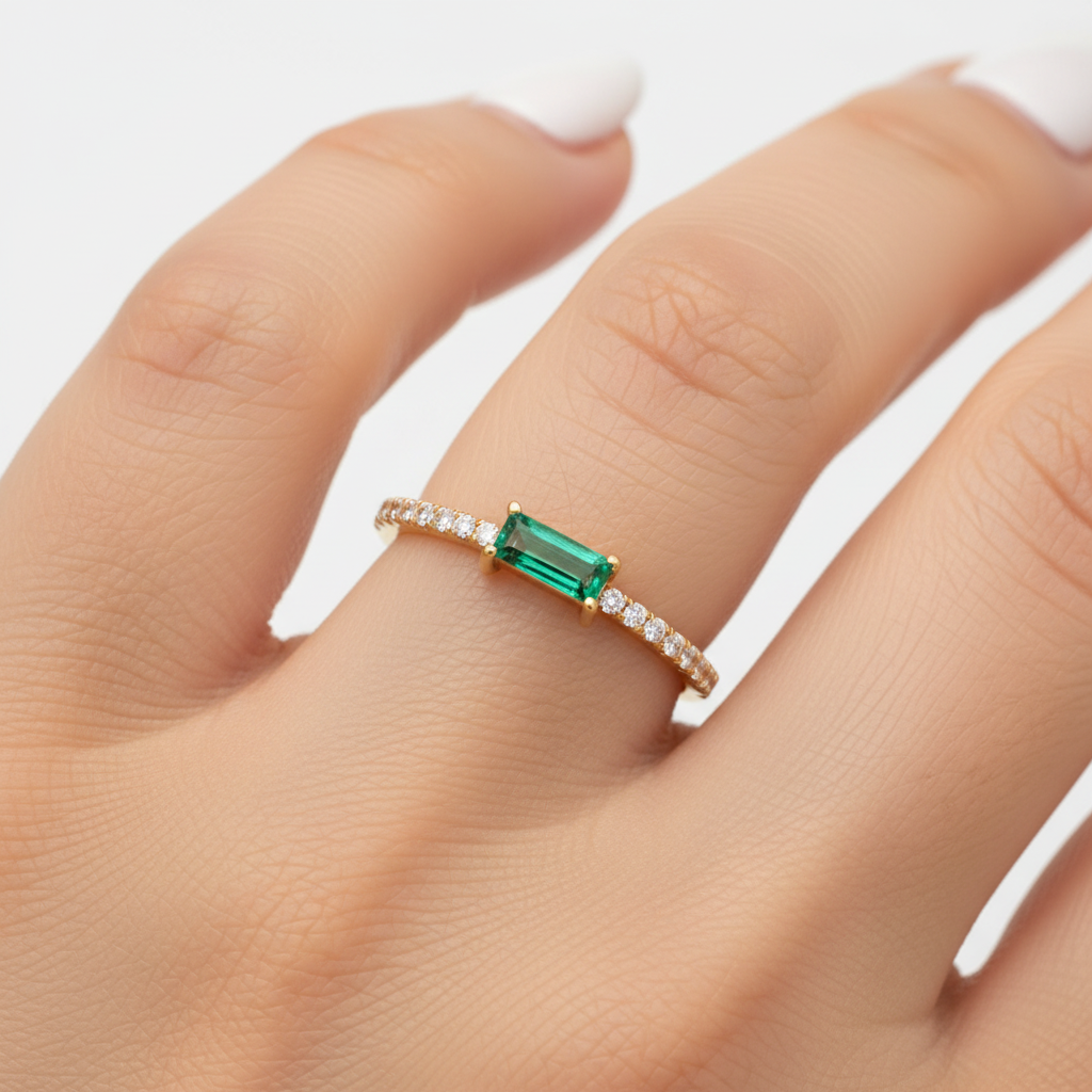 Anillo Esmeralda Baguette – En mano femenina