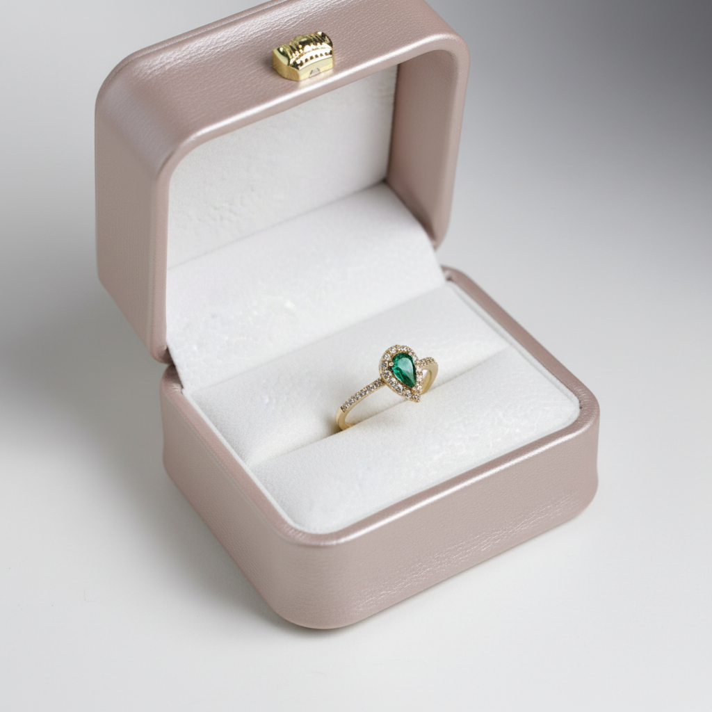 Anillo esmeralda - caja velvet cuadrada