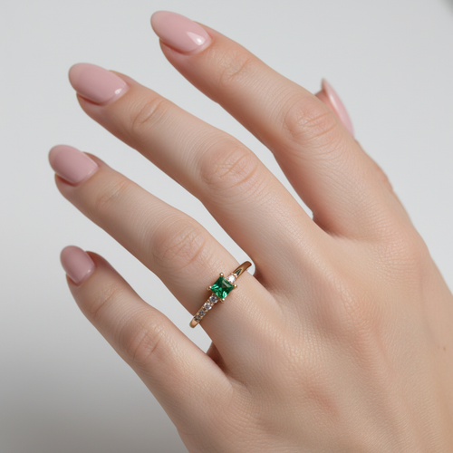 Anillo esmeralda cuadrada - mano femenina