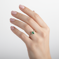 Anillo esmeralda - mano femenina