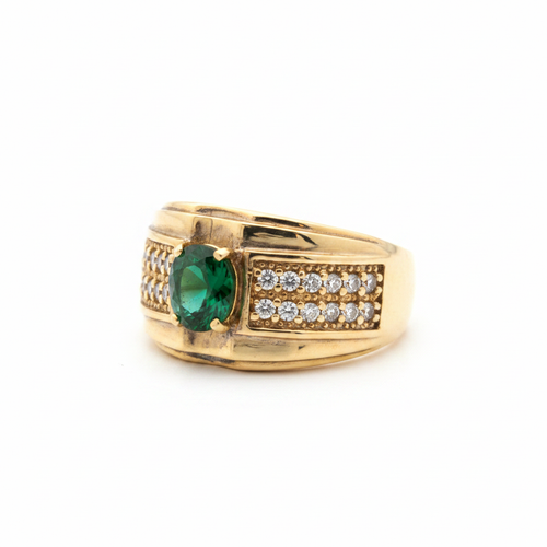 Anillo esmeralda oval fondo blanco