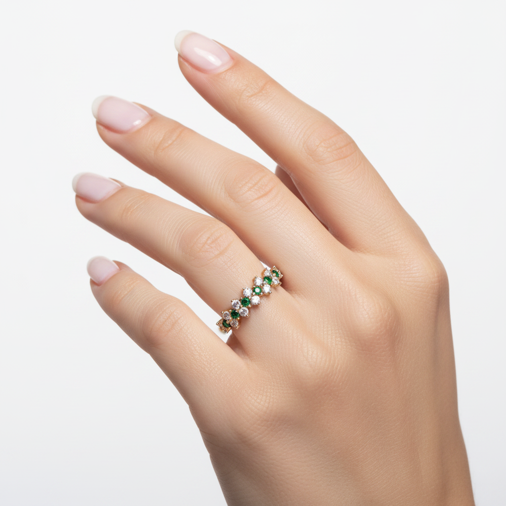 Anillo esmeraldas diamantes flores en mano
