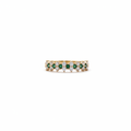 Anillo esmeraldas diamantes flores fondo blanco