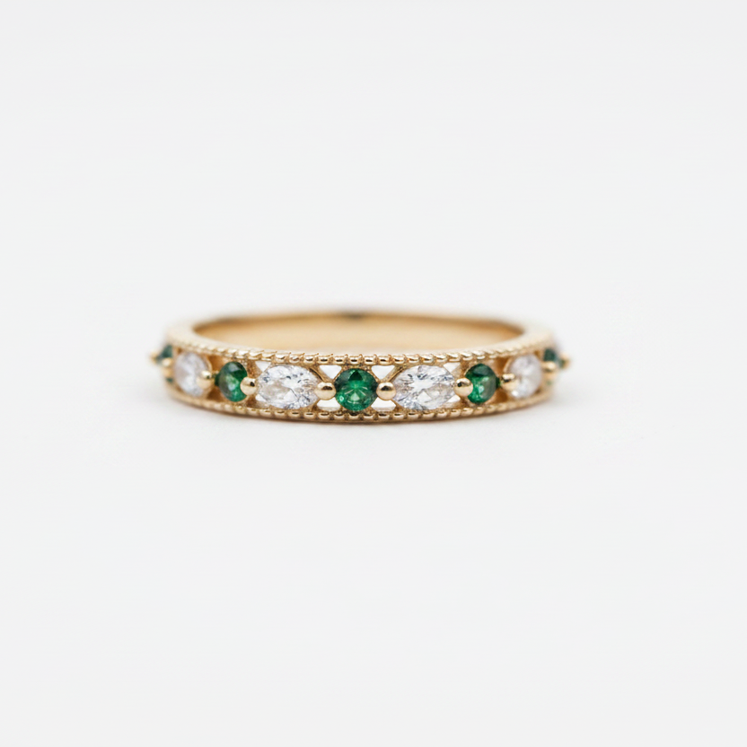 Anillo esmeraldas diamantes fondo blanco 3:2