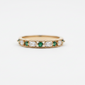 Anillo esmeraldas diamantes fondo blanco 3:2