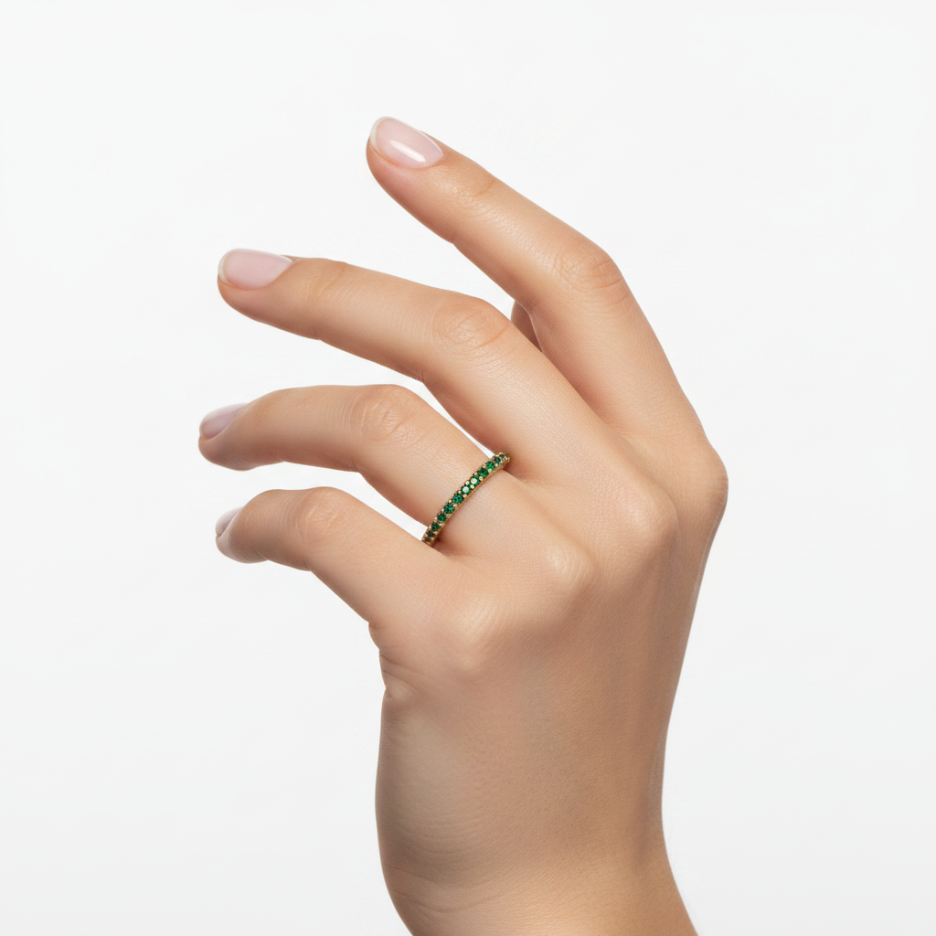 Anillo esmeraldas en mano