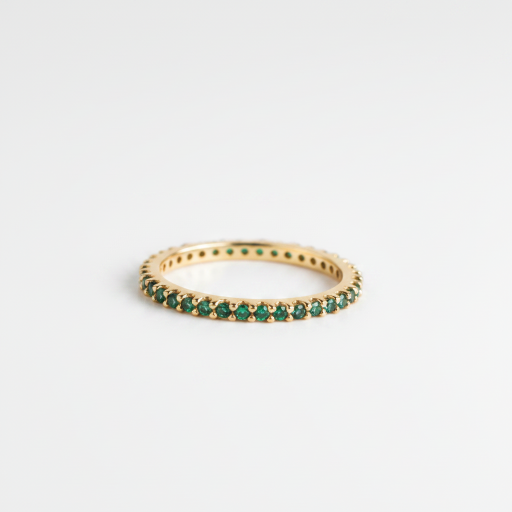 Anillo esmeraldas fondo blanco