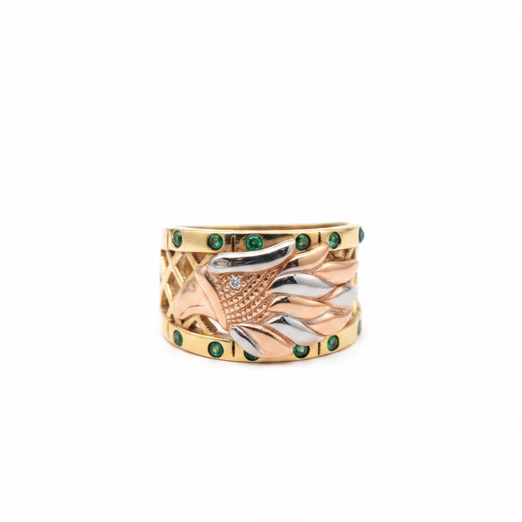 Anillo fénix esmeraldas fondo blanco