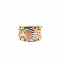 Anillo fénix esmeraldas fondo blanco