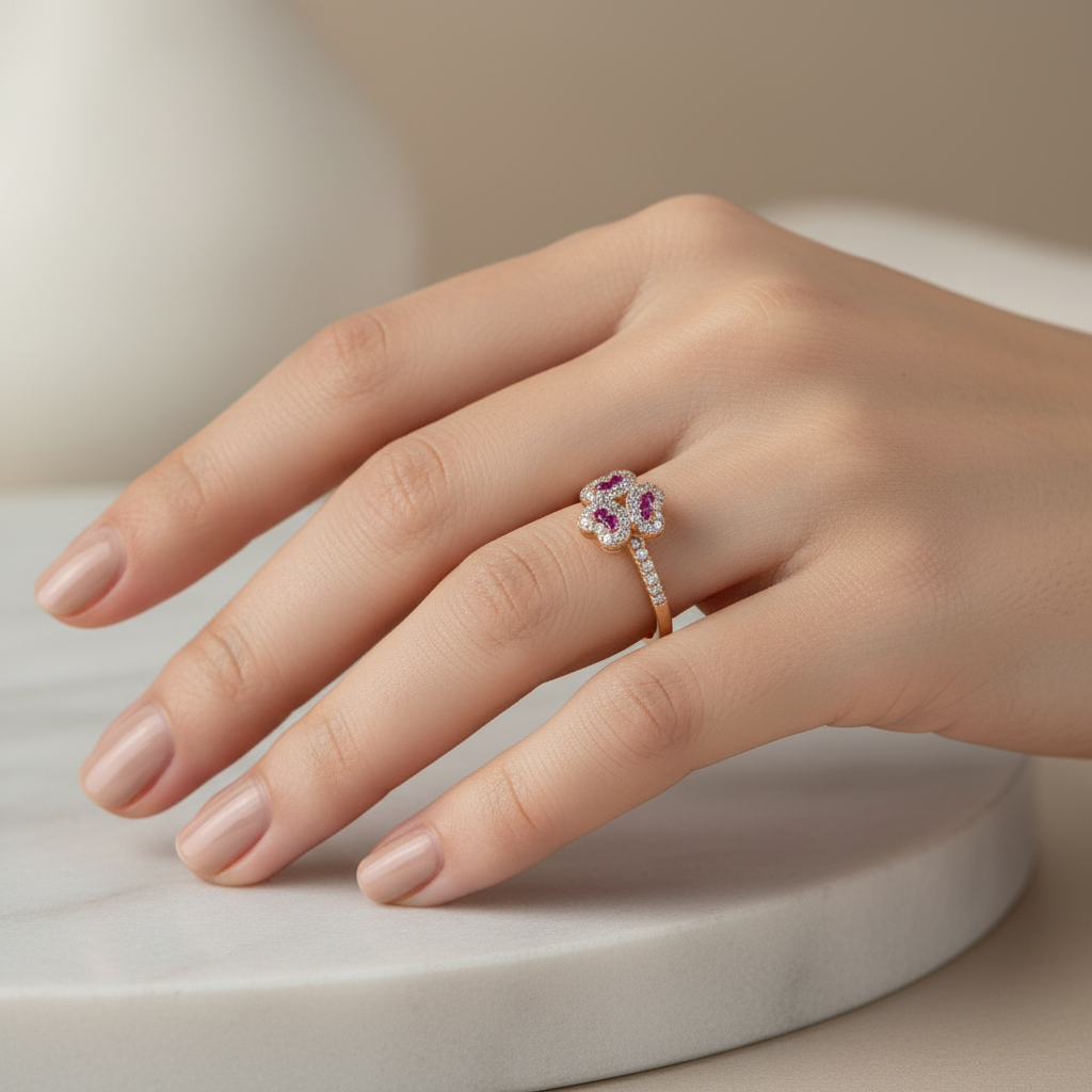 Anillo flor diseño fiel en mano