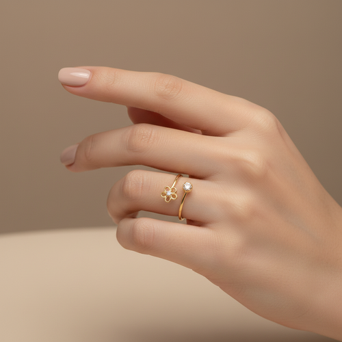 Anillo flor en dedo delicado
