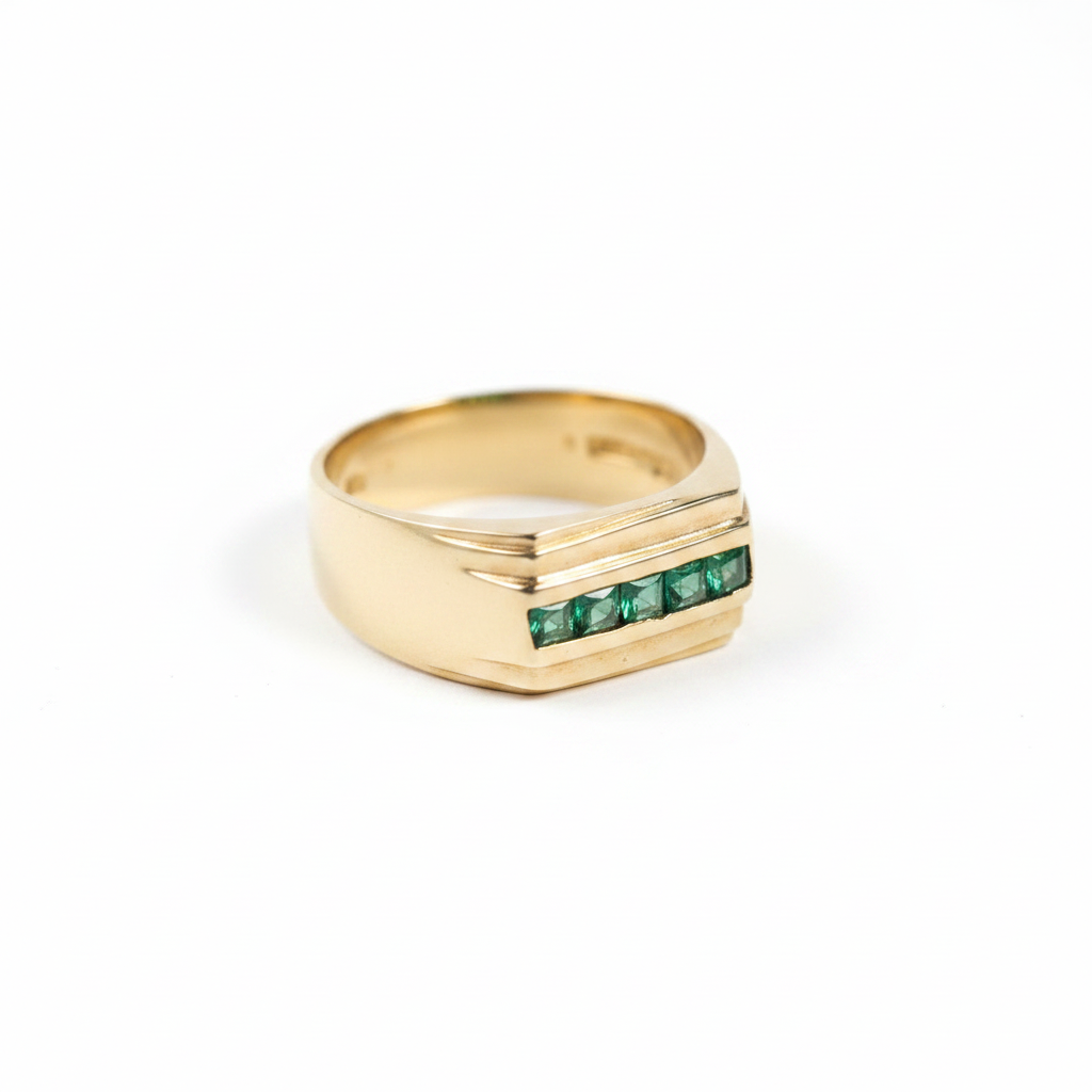 Anillo fondo blanco limpio