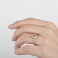 Anillo gota azul - mano