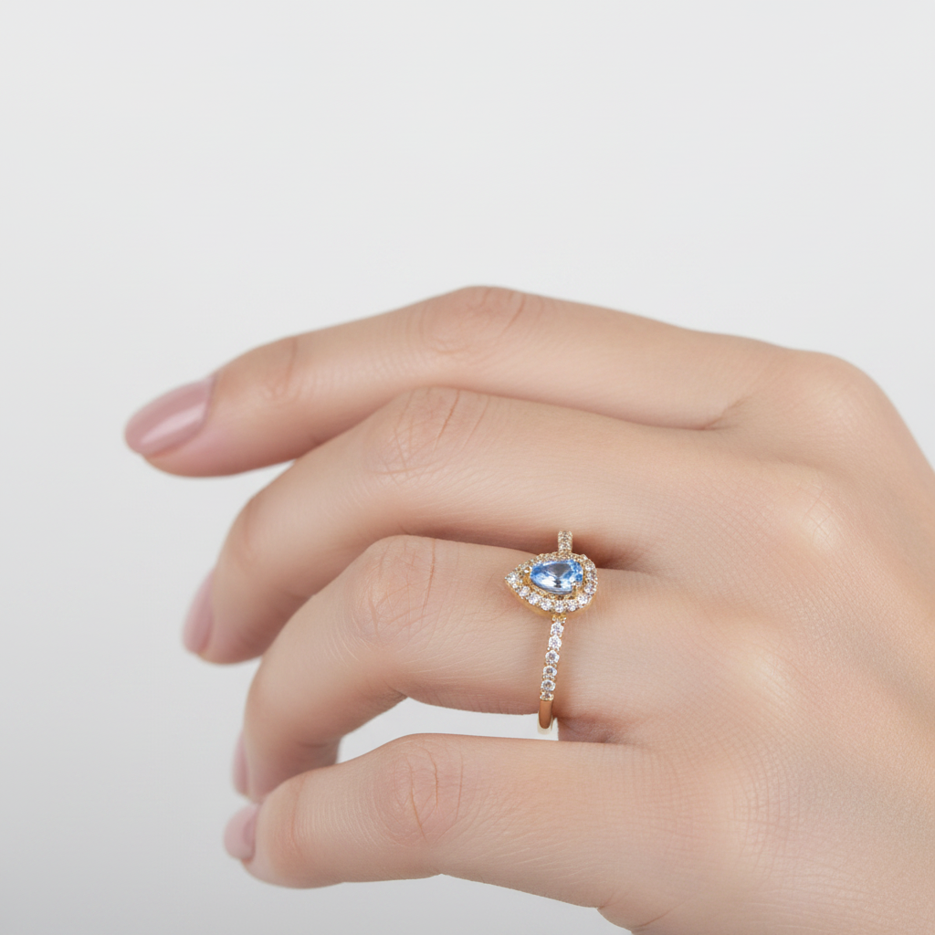 Anillo gota azul - mano