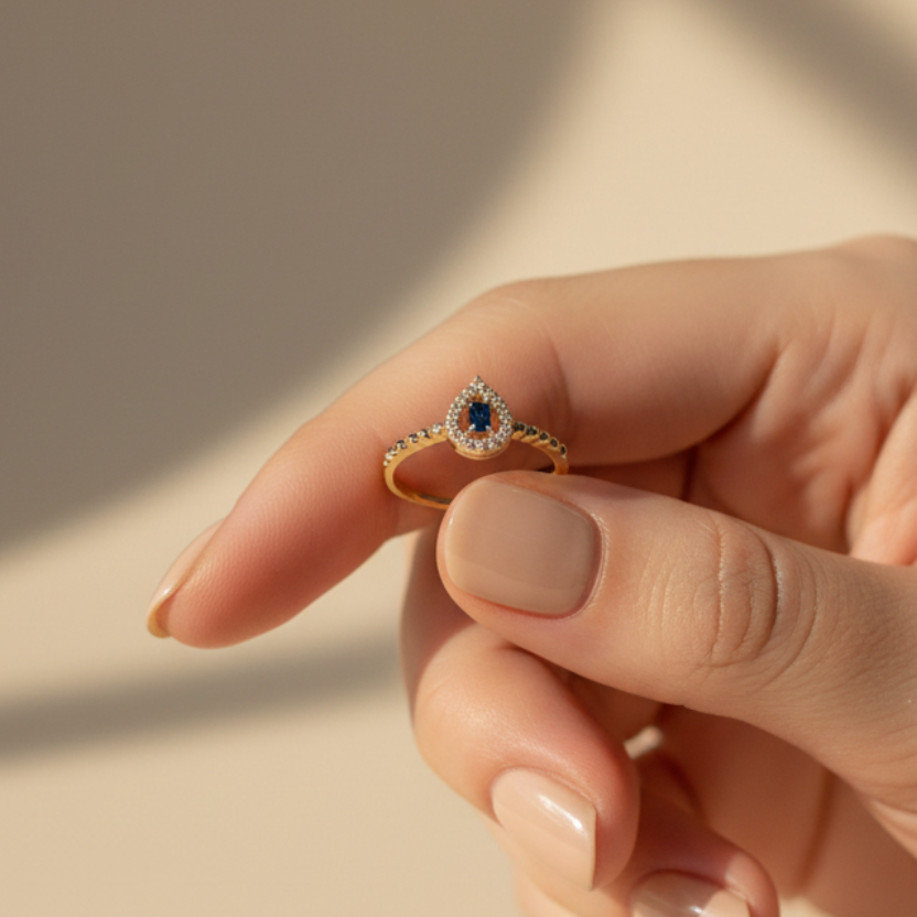 Anillo gota con zafiro en mano