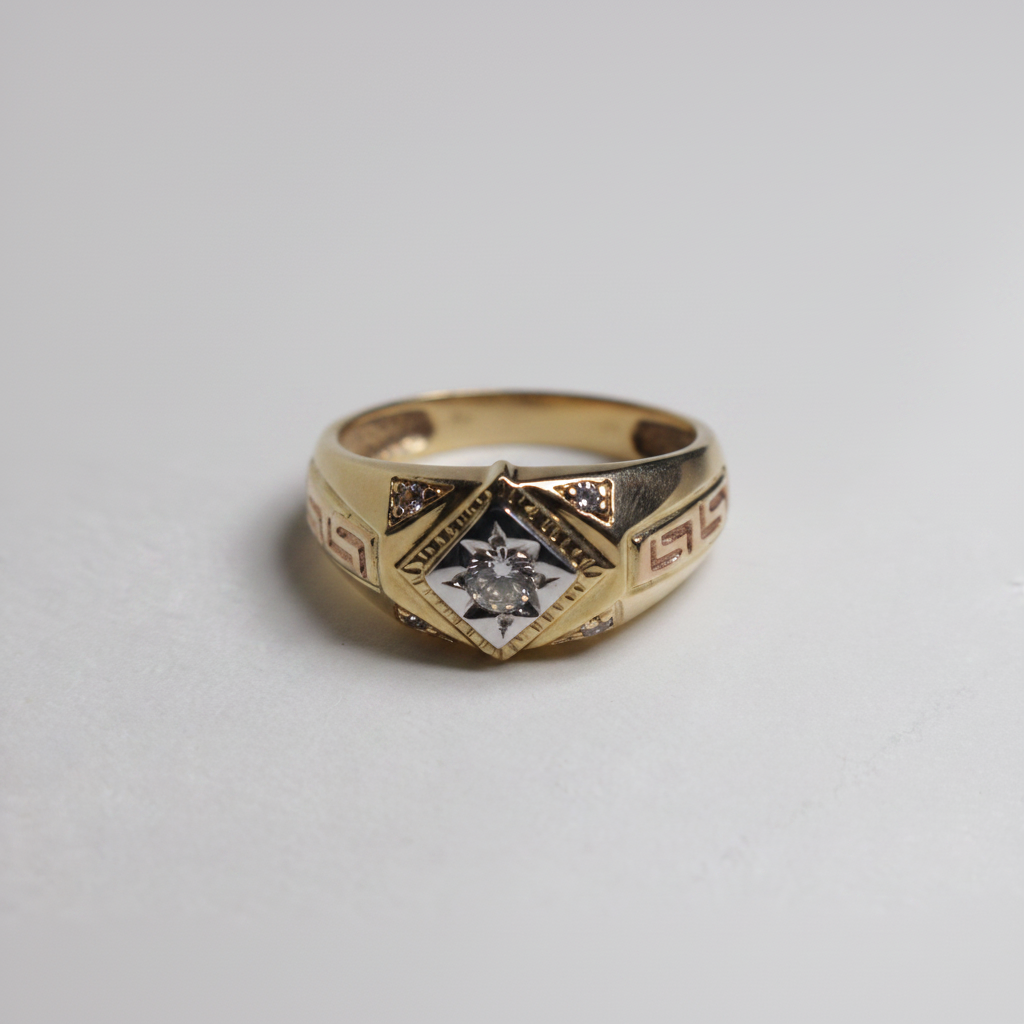 Anillo griego diamante fondo blanco