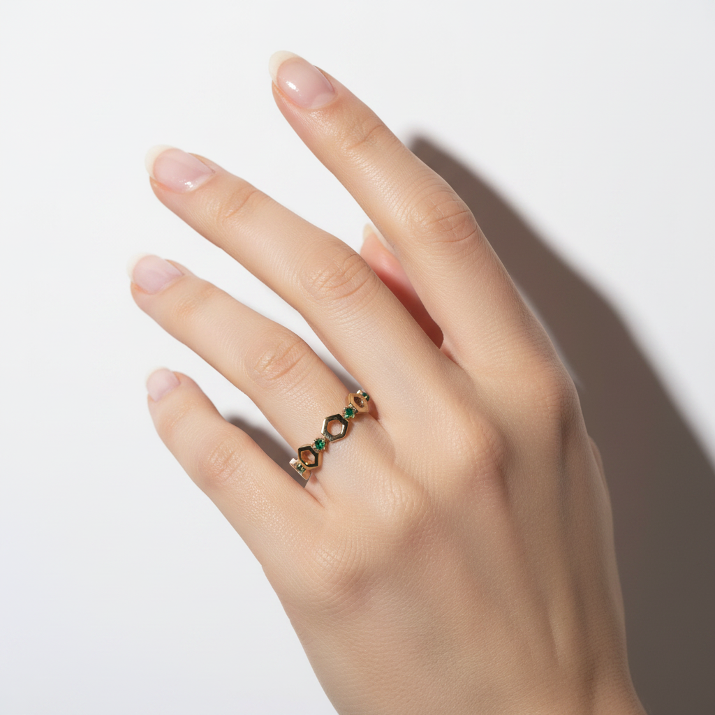 Anillo hexágonos esmeraldas en mano