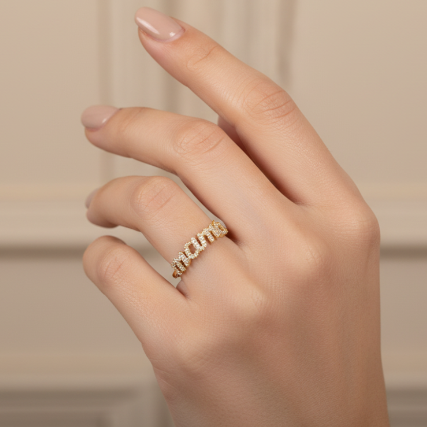Anillo MAMA con diamantes en mano