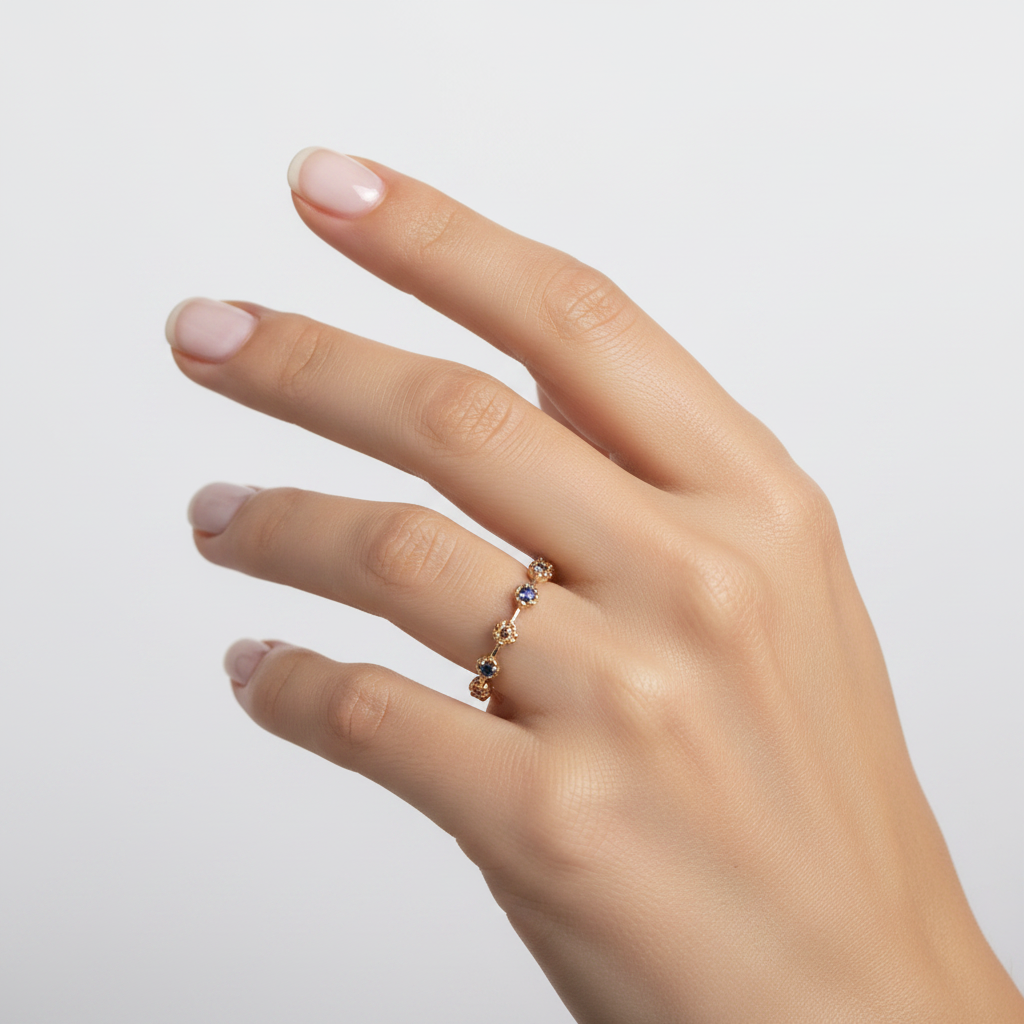 Anillo multicolor en mano